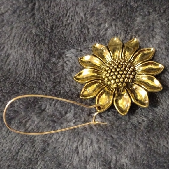 NWOT Goldtone Sunflower Dangle Earrings (RFL) - Picture 2 of 3